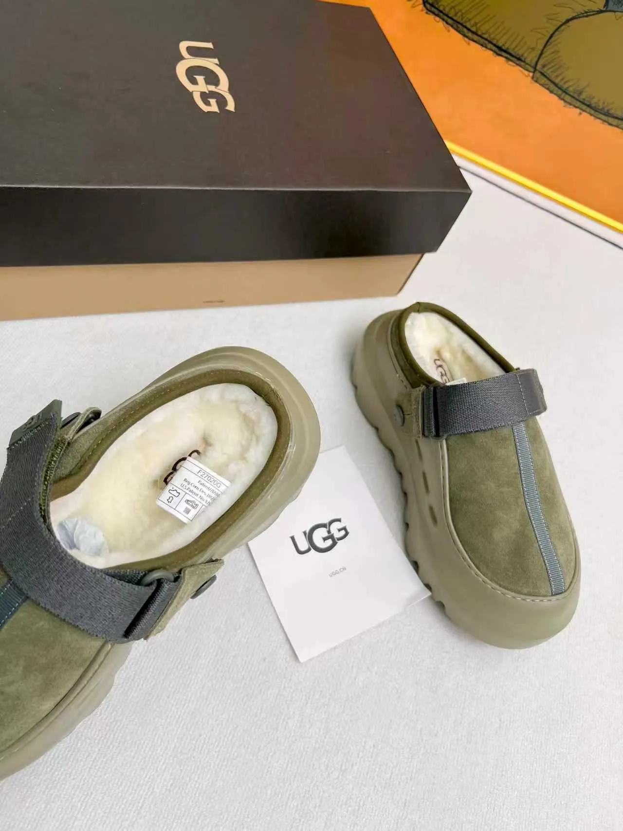 p500🐮🐮 (same style for men and women) UGG 2025 new small potato, half drag and one kick to unlock the relaxed feeling, lightweight and thin sole, always light and fashionable, casually stepping out of the new style, it feels very UGG, classic suede with soft wool lining insole, rubber foam outsole, hot stamped logo ✅Color: bright green, bright yellow, maroon, black ✅Number of codes: 35 to 45 (synchronized with the official website)